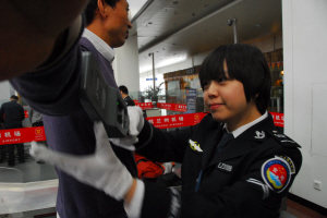 蘭州中川機(jī)場PD140V金屬探測器安檢員日均彎腰上千次[圖]