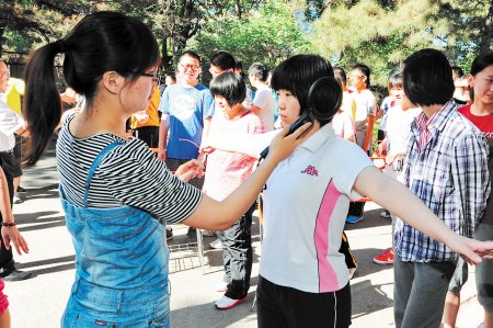 金屬探測(cè)儀最嚴(yán)格安檢把關(guān)吉林省高考考場(chǎng)[圖]