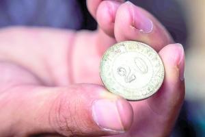 廣州村民用金屬探測儀挖掘老屋大量古錢幣