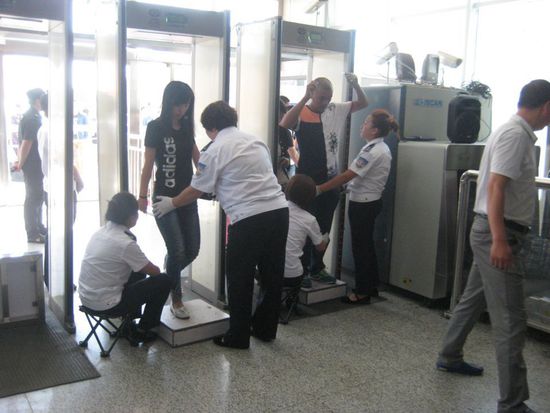 呼和浩特鐵路公安處集寧南站使用金屬安全門加強安檢