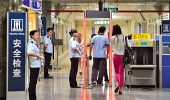上海地鐵部分車站增設(shè)進站安檢門 重點排查違禁品