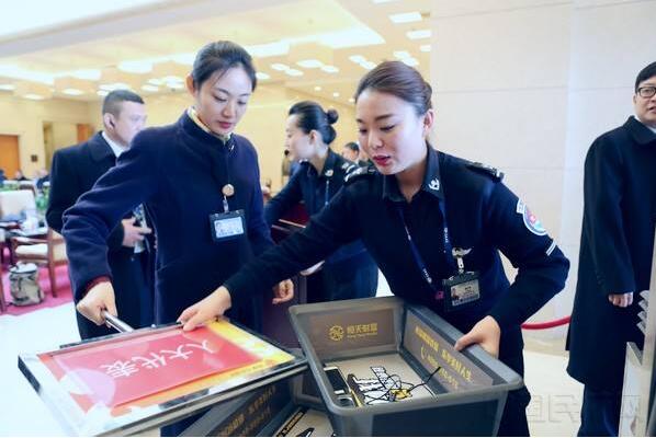 金屬探測(cè)門廠家：首都機(jī)場(chǎng)安保公司安檢員呂澤鑫為行業(yè)表率.jpg