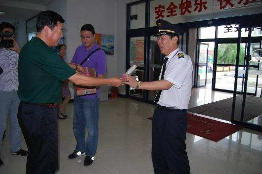 金屬探測安檢門廠家：烏魯木齊安檢總站關愛老年旅客.png