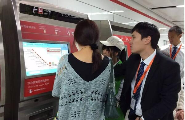 安檢門廠家：過安檢順走他人挎包，女子不認錯辯稱“當時頭暈”.jpg