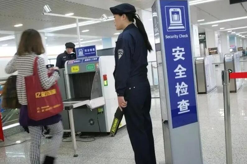 女性進入安檢門通道時，安檢員會感到尷尬嗎？過安檢的注意事項-1.jpg