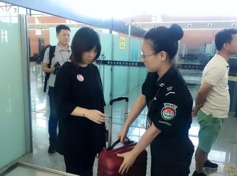 女性進入安檢門通道時，安檢員會感到尷尬嗎？過安檢的注意事項-5.jpg